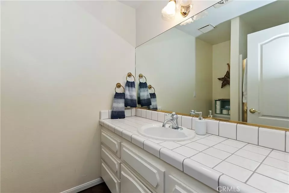 Bath - 26746 Oakmont Dr, Lake Arrowhead, CA 92352 photo 4 of 6