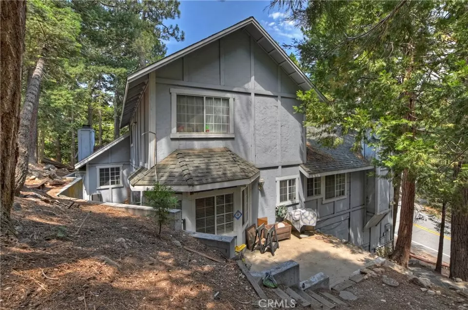 Exterior - 26746 Oakmont Dr, Lake Arrowhead, CA 92352 photo 6 of 12