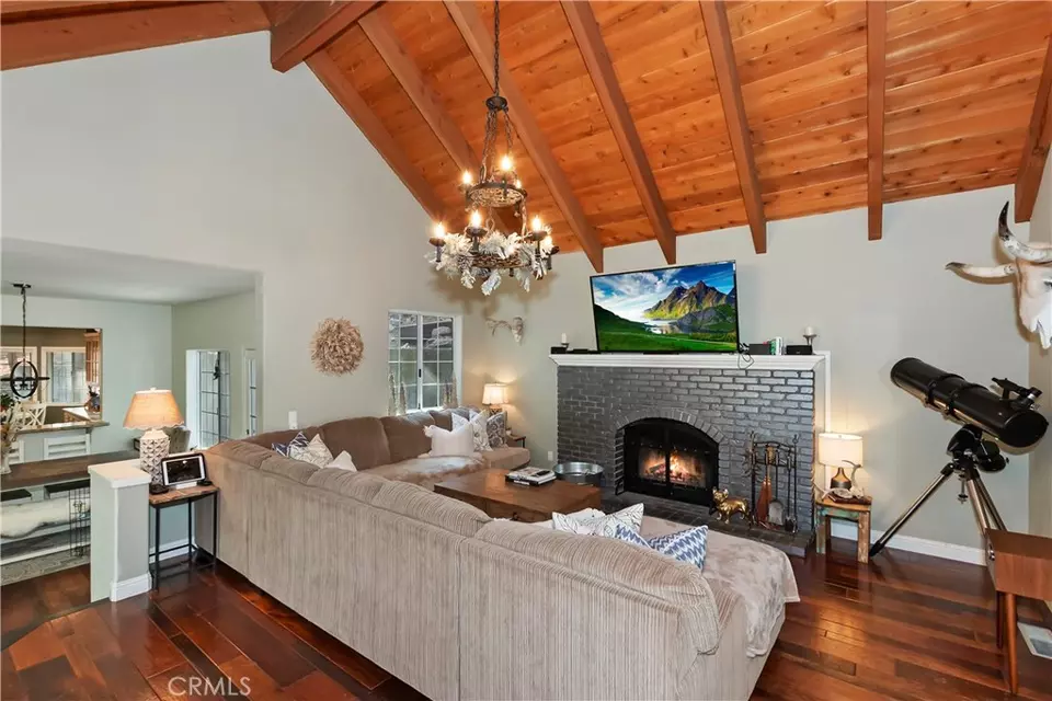 Living - 26746 Oakmont Dr, Lake Arrowhead, CA 92352 photo 2 of 3