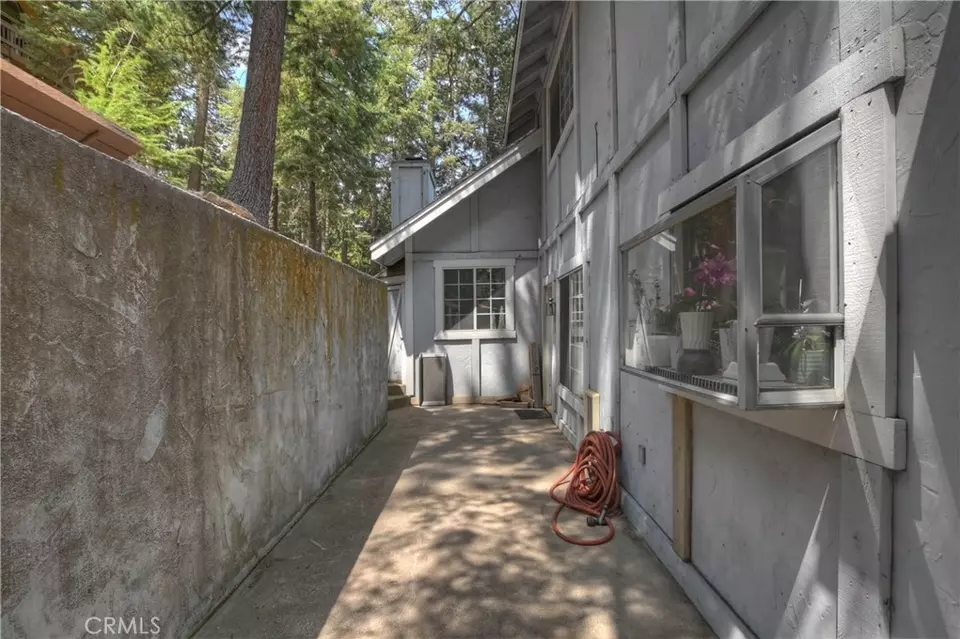 Exterior - 26746 Oakmont Dr, Lake Arrowhead, CA 92352 photo 11 of 12