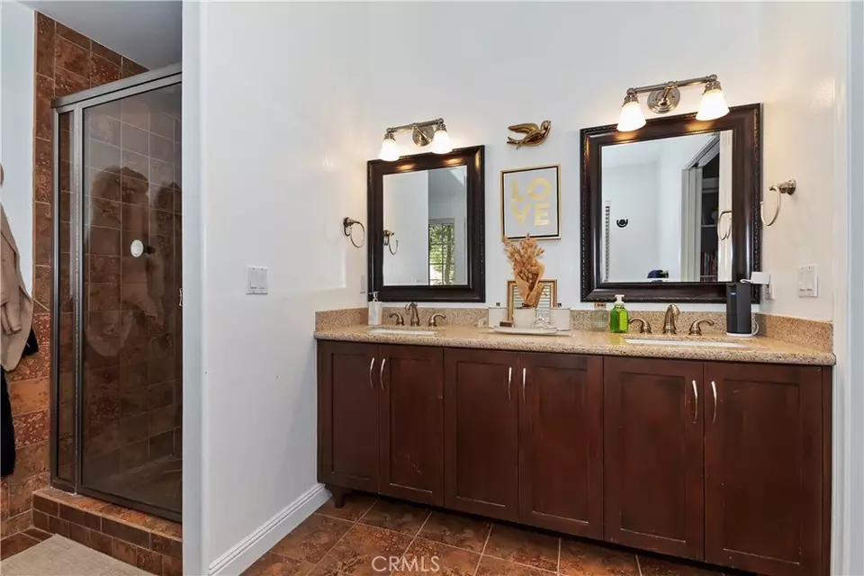 Bath - 26746 Oakmont Dr, Lake Arrowhead, CA 92352 photo 1 of 6