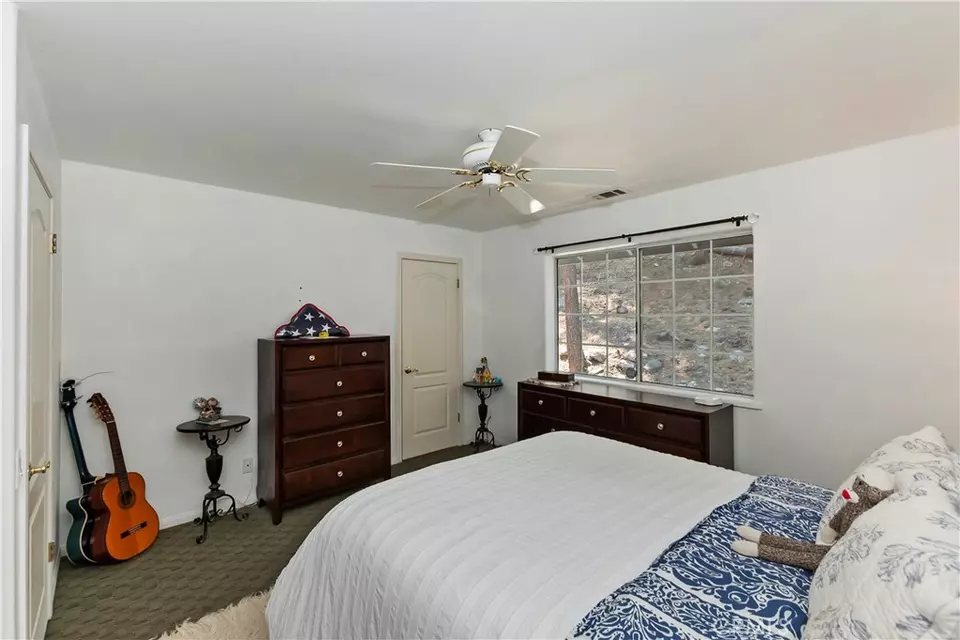 Bedroom - 26746 Oakmont Dr, Lake Arrowhead, CA 92352 photo 6 of 7