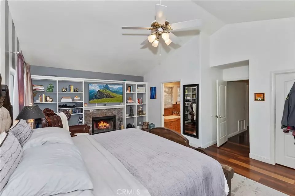 Bedroom - 26746 Oakmont Dr, Lake Arrowhead, CA 92352 photo 3 of 7