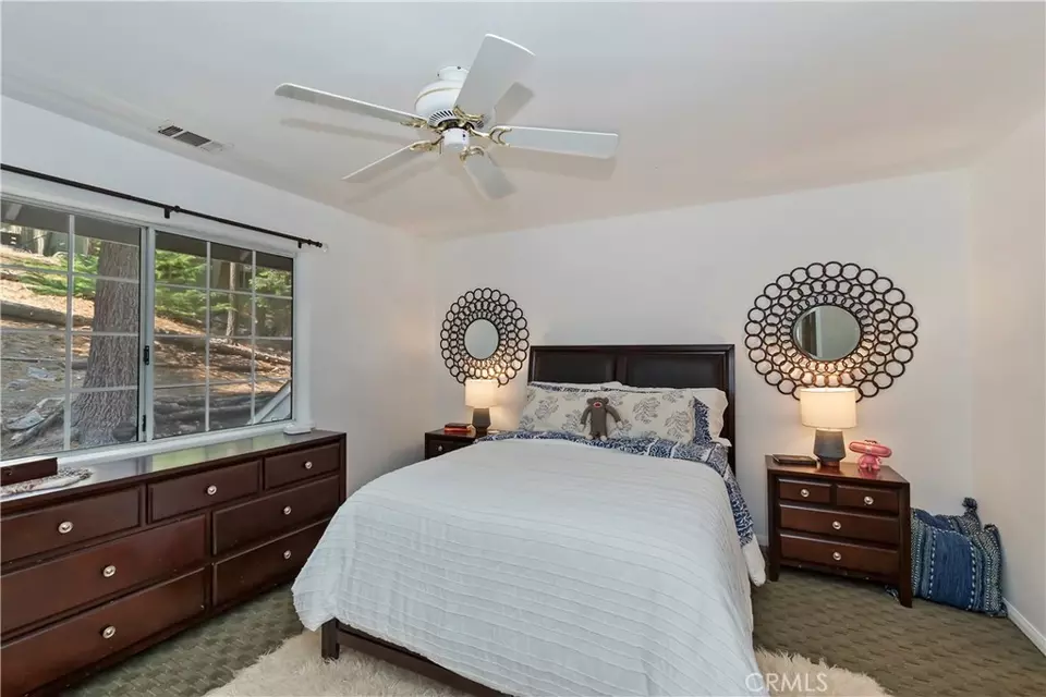 Bedroom - 26746 Oakmont Dr, Lake Arrowhead, CA 92352 photo 4 of 7