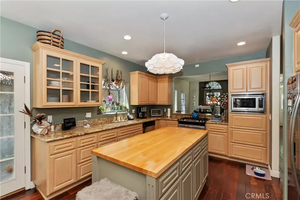 Kitchen - 26746 Oakmont Dr, Lake Arrowhead, CA 92352 photo 3 of 3