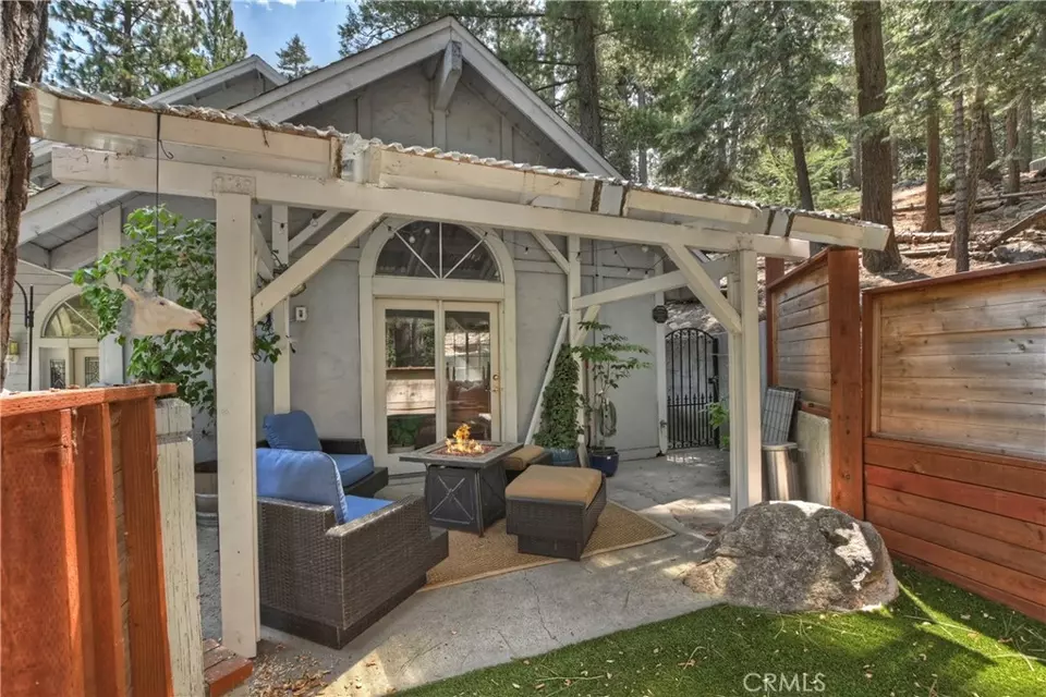 Exterior - 26746 Oakmont Dr, Lake Arrowhead, CA 92352 photo 4 of 12