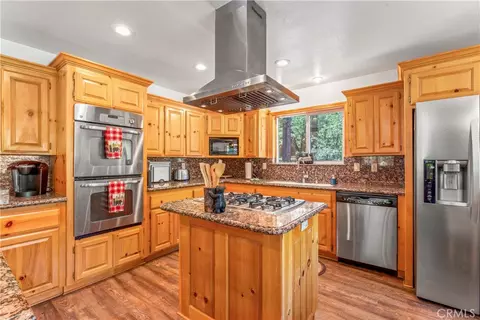 Kitchen - 644 St Moritz Dr, Big Bear Lake, CA 92315 photo 2 of 5