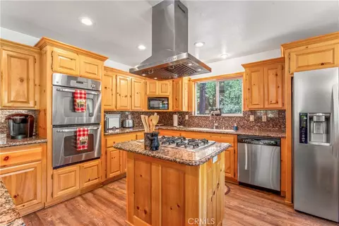 Kitchen - 644 St Moritz Dr, Big Bear Lake, CA 92315 photo 2 of 5