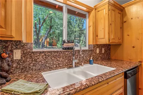 Kitchen - 644 St Moritz Dr, Big Bear Lake, CA 92315 photo 4 of 5