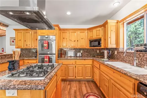 Kitchen - 644 St Moritz Dr, Big Bear Lake, CA 92315 photo 3 of 5