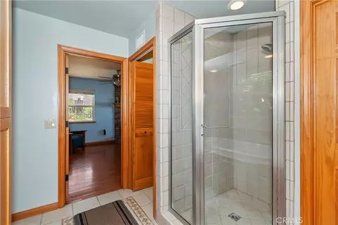 Bath - 22665 Valley View Dr, Crestline, CA 92325 photo 3 of 4