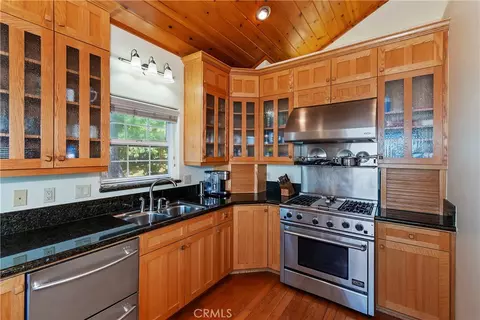 Kitchen - 22665 Valley View Dr, Crestline, CA 92325 photo 2 of 5