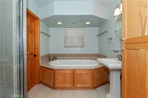 Bath - 22665 Valley View Dr, Crestline, CA 92325 photo 1 of 4