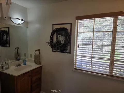 Bath - 26478 Thunderbird Dr, Lake Arrowhead, CA 92352 photo 2 of 8