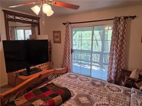 Bedroom - 26478 Thunderbird Dr, Lake Arrowhead, CA 92352 photo 9 of 11