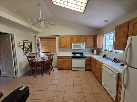 Kitchen - 26478 Thunderbird Dr, Lake Arrowhead, CA 92352 photo 6 of 7