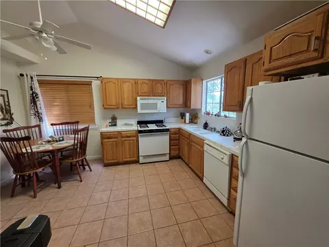 Kitchen - 26478 Thunderbird Dr, Lake Arrowhead, CA 92352 photo 2 of 7