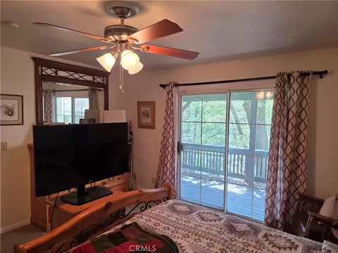 Bedroom - 26478 Thunderbird Dr, Lake Arrowhead, CA 92352 photo 10 of 11