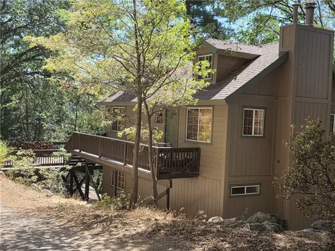 Exterior - 26478 Thunderbird Dr, Lake Arrowhead, CA 92352 photo 17 of 22