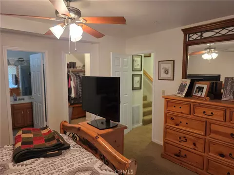 Bedroom - 26478 Thunderbird Dr, Lake Arrowhead, CA 92352 photo 6 of 11