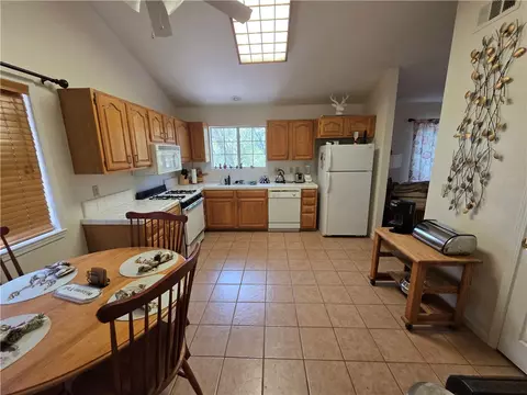 Kitchen - 26478 Thunderbird Dr, Lake Arrowhead, CA 92352 photo 5 of 7