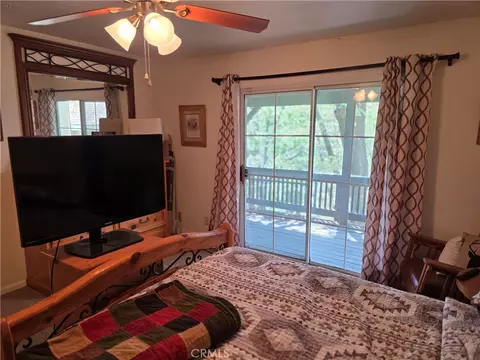 Bedroom - 26478 Thunderbird Dr, Lake Arrowhead, CA 92352 photo 9 of 11