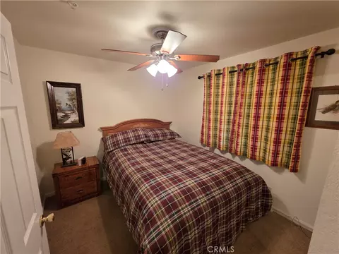 Bedroom - 26478 Thunderbird Dr, Lake Arrowhead, CA 92352 photo 3 of 11