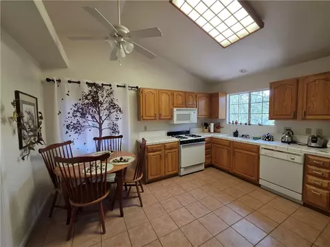 Kitchen - 26478 Thunderbird Dr, Lake Arrowhead, CA 92352 photo 3 of 7