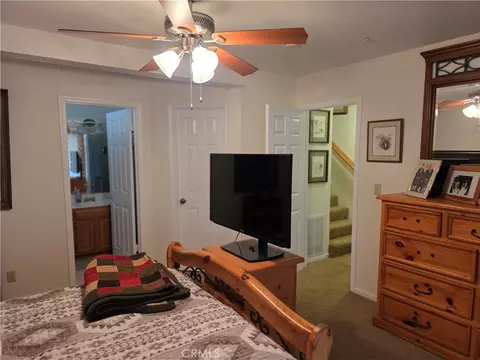 Bedroom - 26478 Thunderbird Dr, Lake Arrowhead, CA 92352 photo 7 of 11