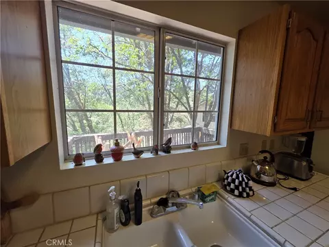 Kitchen - 26478 Thunderbird Dr, Lake Arrowhead, CA 92352 photo 7 of 7