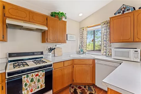 Kitchen - 23774 Lakeview Dr, Crestline, CA 92325 photo 2 of 3