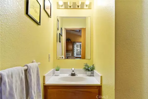 Bath - 23774 Lakeview Dr, Crestline, CA 92325 photo 1 of 2