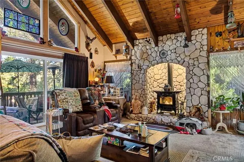Living - 179 Golf Course Rd, Lake Arrowhead, CA 92352 photo 2 of 4
