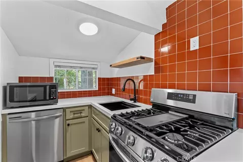 Kitchen - 1139 Bear Springs Rd, Rimforest, CA 92378 photo 4 of 5