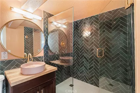 Bath - 1139 Bear Springs Rd, Rimforest, CA 92378 photo 4 of 4