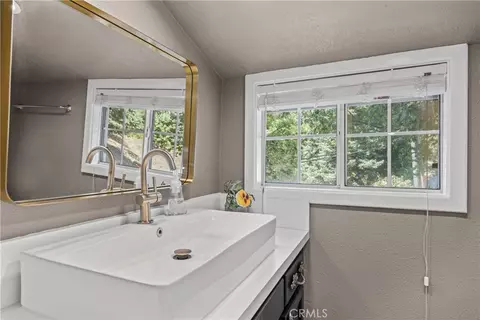Bath - 1139 Bear Springs Rd, Rimforest, CA 92378 photo 1 of 4
