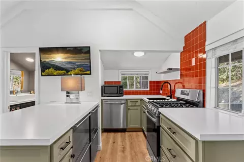 Kitchen - 1139 Bear Springs Rd, Rimforest, CA 92378 photo 2 of 5