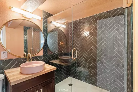 Bath - 1139 Bear Springs Rd, Rimforest, CA 92378 photo 3 of 4