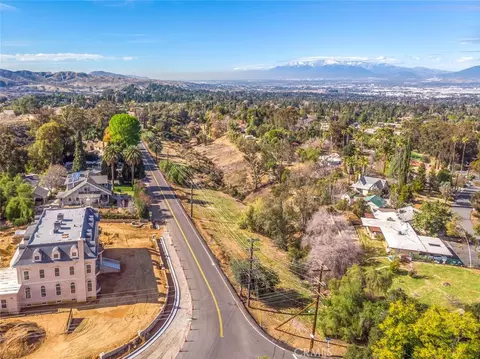 724 W Sunset Dr, Redlands, CA 92373 photo 3