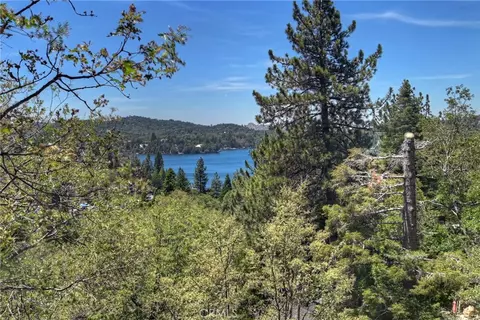 394 Emerald Dr, Lake Arrowhead, CA 92352