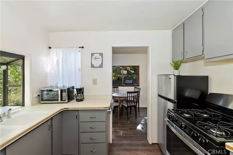 Kitchen - 1262 Bear Springs Rd, Rimforest, CA 92378 photo 4 of 5