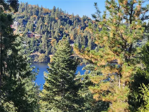 800 Arbula Dr, Crestline, CA 92325
