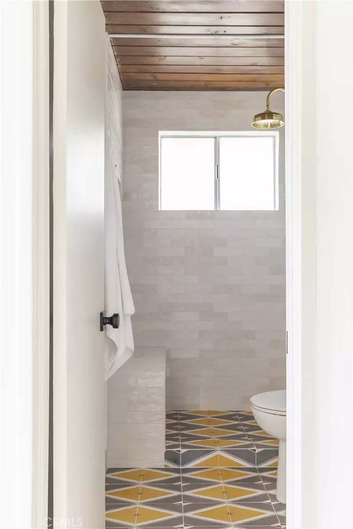 Bath - 527 Rainier Rd, Lake Arrowhead, CA 92352 photo 2 of 5