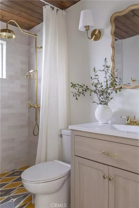 Bath - 527 Rainier Rd, Lake Arrowhead, CA 92352 photo 1 of 5
