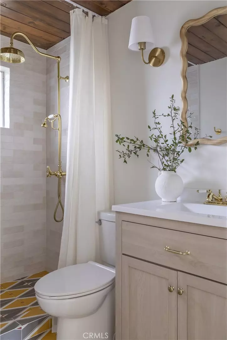 Bath - 527 Rainier Rd, Lake Arrowhead, CA 92352 photo 1 of 5