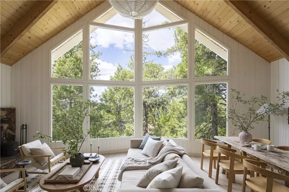 Living - 527 Rainier Rd, Lake Arrowhead, CA 92352 photo 1 of 5