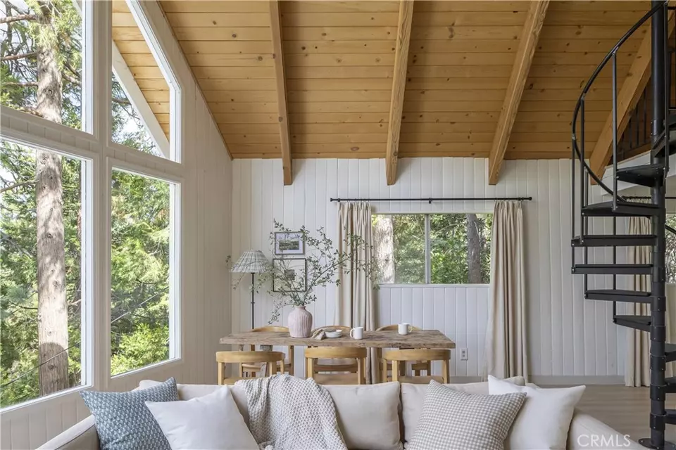 Dining - 527 Rainier Rd, Lake Arrowhead, CA 92352 photo 1 of 5