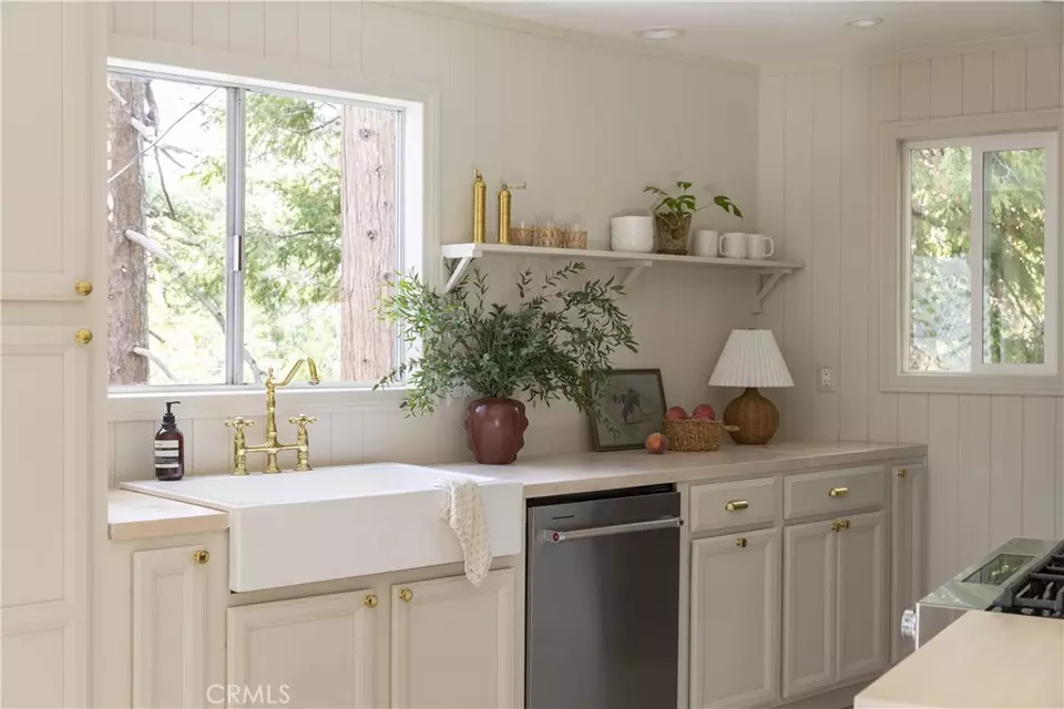Kitchen - 527 Rainier Rd, Lake Arrowhead, CA 92352 photo 2 of 4