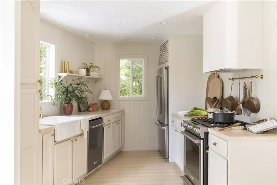 Kitchen - 527 Rainier Rd, Lake Arrowhead, CA 92352 photo 1 of 4