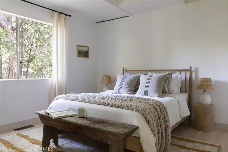 Bedroom - 527 Rainier Rd, Lake Arrowhead, CA 92352 photo 3 of 6